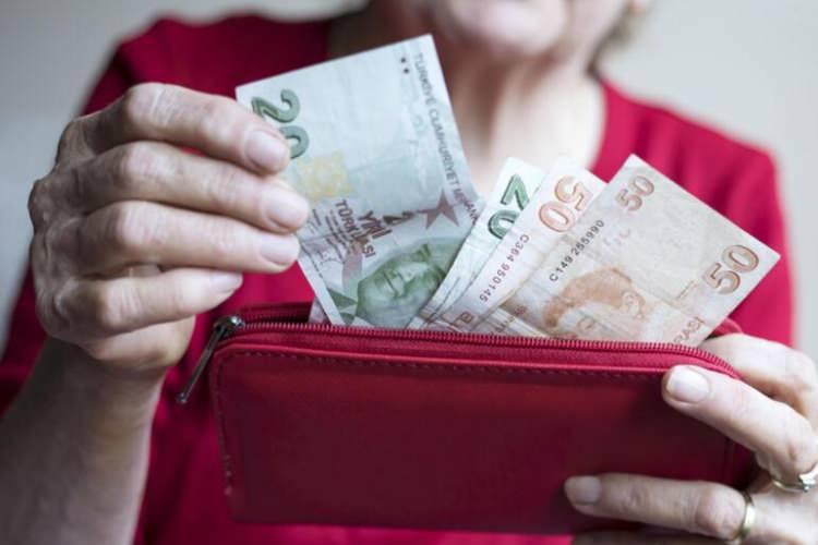 <p>EV KADININA EMEKLİLİK HAKKI Çalışma imkanı bulamayan ev kadınları için şu anda işletilen isteğe bağlı sigorta sistemi yeniden ele alınacak. Böylece ev kadınlarına daha kolay ve erken emeklilik hakkı tanınmış olacak. Bugün isteğe bağlı sigorta ile 15 yıl prim ödemesi gereken ev kadınlarının bu primlerinin üçte birini devlet üstlenecek.</p>