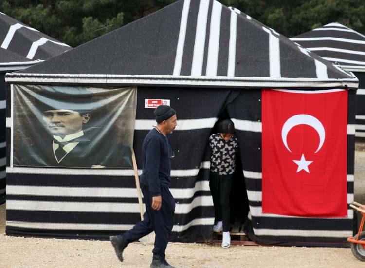 <p>TÜMYAD'ın Belen ilçesine geldiğini duyduklarında irtibata geçtiklerini anlatan Savar, "Gönüllü olarak yanlarında canla başla çalışarak çadırlarımızı kurmaya başladık. Çadırların içine vatandaşların rahatlığı için yere ahşap paletler döşüyoruz.</p>
