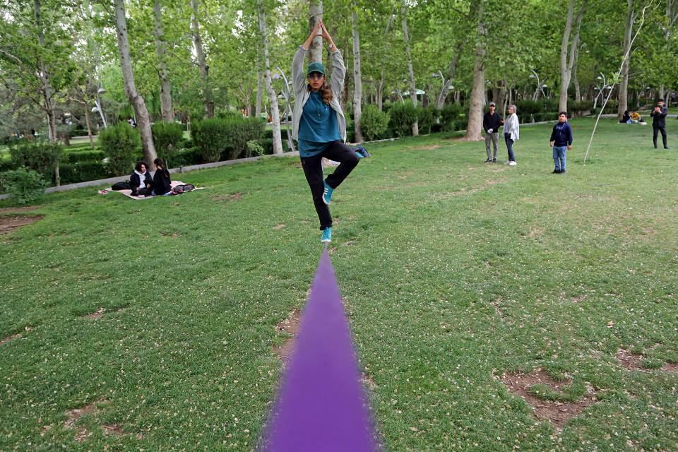 <p>İki nokta arasına ve yüksekte kurulan gevşek bir hat üzerinde denge kurma temeline dayanan spor olan highline ile 5 yıl önce tanışan Şahsavand, korkusuzca ip üzerinde yürüyor.</p>