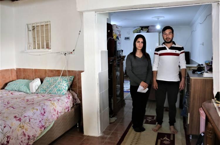 <p> Burada internette ilan sitesinde bu adresi gördüm. Emlakçı ile görüşerek anlaştık, çok güzel değildi ama geçici olarak barınabileceğimiz bir yerdi. Banka havalesi ile emlakçıya 10 bin TL para gönderdik. 5 bin TL kira 5 bin TL de emlakçı komisyonu olarak ödeme yaptık. 6 bin 500 TL’ye de nakliye parası vererek hayırseverlerin verdiği eşyaları getirdim” sözlerine yer verdi.</p>