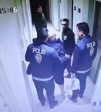 <p>Kasadaki 30 bin doları alan şüpheliler,  iş insanını kelepçeleyerek kaçırdı. Sevgilisinden fidye isteyen şüpheliler, polisin operasyonu ile yakalandı.</p>
