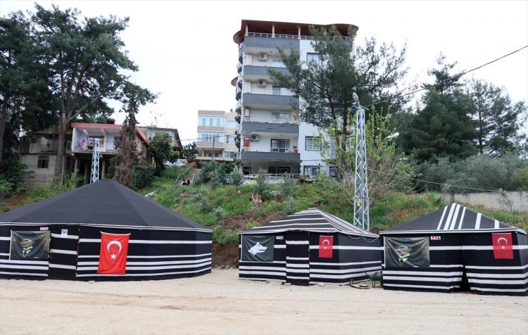 <p>Şimdilik kıl çadırda kalmaktan memnun olduğunu vurgulayan Akyüz, "Ev ortamı olduğundan dolayı konteyner yerine kıl çadırı tercih ettik. Yağmurda da hiç akıtmadı." ifadesini kullandı.</p>
