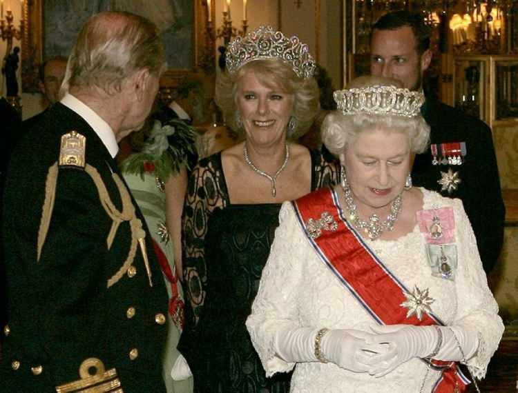 <p><span style="color:#000080"><strong>Buckingham Sarayı, kraliyet ailesine resmi hediye olarak verilen, 80 milyon sterlin değerindeki (1,9  milyar TL) 11 parça mücevherin neden ulusal miras hazinesinde tutulmadığını açıklamayı reddediyor.</strong></span></p>
