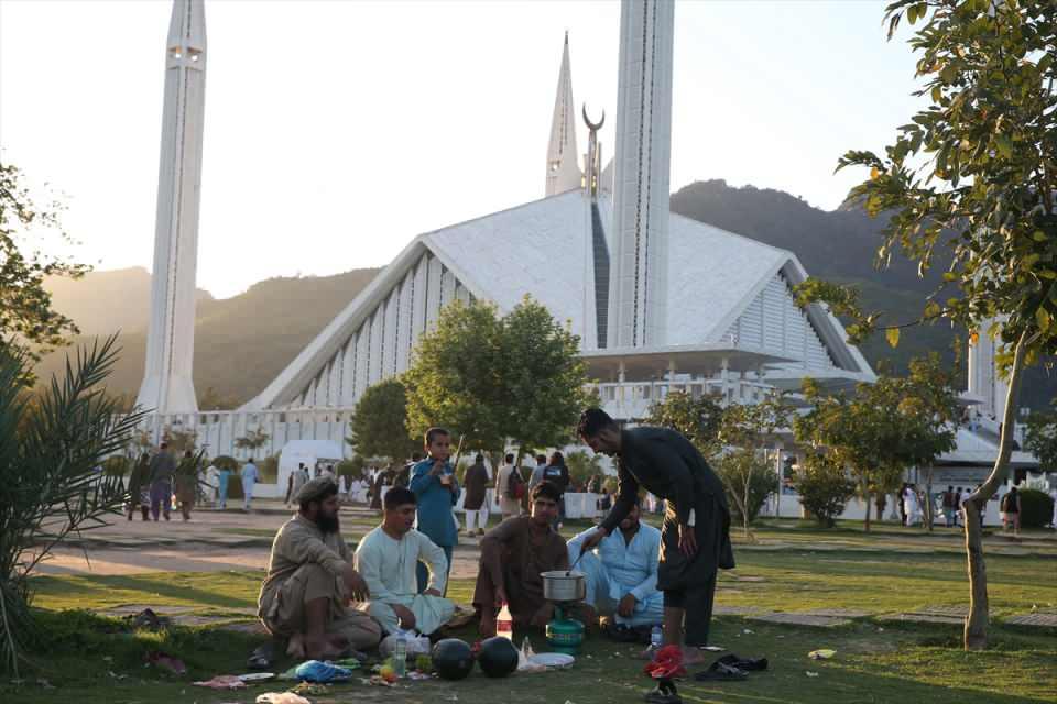 <p>Pakistanlı Müslümanlar iftar coşkularını Margalla Tepelerinin eteklerinde kurulu Faysal Camisi'nde yaşıyor. </p>
