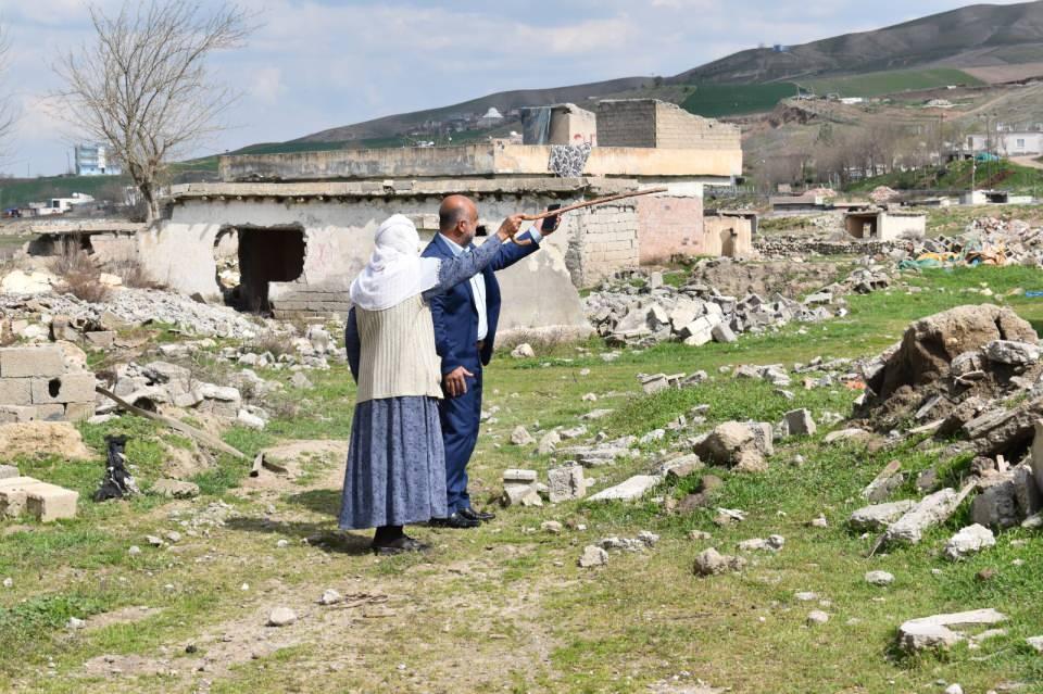 <p><strong>‘KÖYE GELİP ÜRETMEK İSTİYORUM’</strong></p>
<p>Yeni bir yerleşim yeri verilmesini isteyen çiftçi Hakan Kaya (25), “Bu Ilısu Barajından dolayı köyümüz sular altında kaldı. Köyümüz gibi hayallerimiz de suyun altında kaldı. </p>