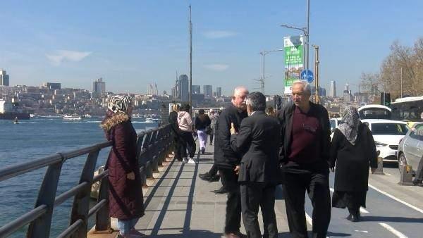 <p> İskelelerin kaldırılmasıyla Kız Kulesi'nin son hali daha net göründü. Bazı vatandaşlar tarihi yapının fotoğraflarını çekti. </p>