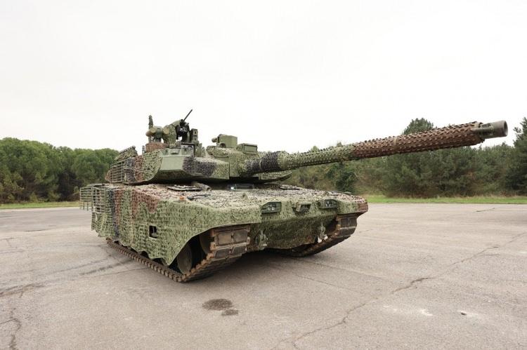 <p><strong>YENİ NESİL HİBRİT ZIRH SİSTEMİ</strong></p>
<p> </p>
<p>Altay Tankı Zırh Sistemi, Roketsan mühendislerince güncel tehditlere karşı geliştirilmiş yeni nesil hibrit bir zırh sistemi olarak öne çıkıyor.</p>
<p> </p>