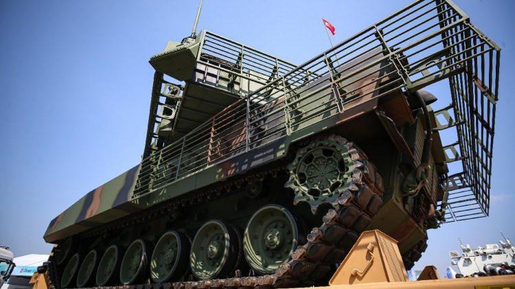 <p><strong>RAKİPLERİNE FARK ATTI</strong></p>
<p> </p>
<p>Zırh sistemi, en az düzeye indirilmiş kenar köşe etkileri ve optimize edilmiş yerleşim sayesinde mürettebat bölmesi ve kritik altı sistemler için yüksek başarımda korumaya imkan tanırken, rakiplerine göre artırılmış çoklu vuruş dayanımına da sahip bulunuyor.</p>