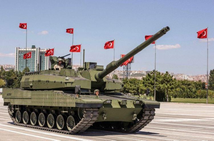 <p><strong>HEM DOST HEM MÜTEFFİK ÜLKELERİN HİZMETİNE SUNULACAK</strong></p>
<p> </p>
<p>Öte yandan, elde edilen tecrübeler ile birçok farklı platforma entegre edilebilecek, kullanıcı isteklerine bağlı olarak değişken koruma seviyelerine sahip modüler zırhlı kule sistemlerinin de hem Türk Silahlı Kuvvetlerine hem de dost ve müttefik ülkelerin hizmetine sunulması planlanıyor.</p>