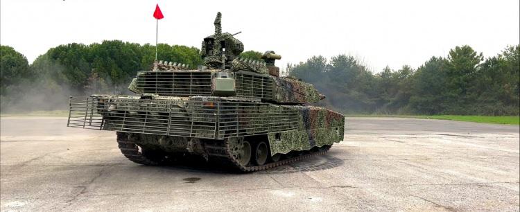 <p>Roketsan Balistik Koruma Merkezinin geliştirdiği ve ürettiği yeni nesil zırhları kuşanan iki Altay tankının gelecek günlerde testler için Türk Silahlı Kuvvetlerine teslim edilmesi bekleniyor. Birçok zorlu testin tamamlamasının ardından tankın seri üretimine başlanması hedefleniyor.</p>
