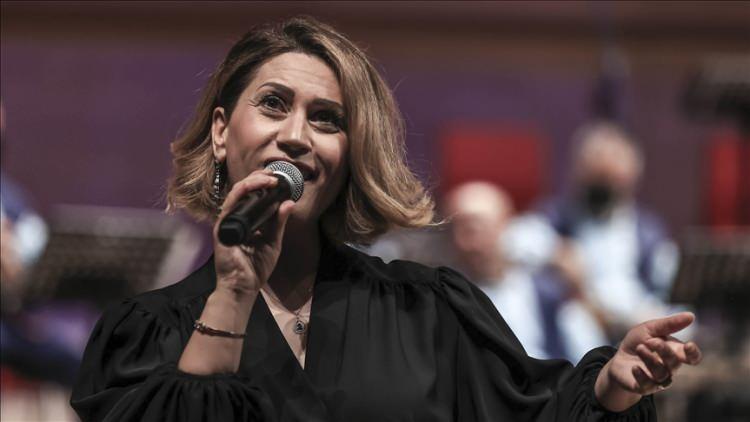 <p><em><span style="color:#8B4513"><strong>"Her bir aileye burada baktığımda 6 Şubat günü gözümde canlanır. 6 Şubat'ta benim Kahramanmaraş'ta konserim olacaktı. Biraz önce de buradan geçtiğimde o afişler burada duruyor ve böyle bir felaket oldu. O günden bu güne hep sizin aranızda olma arzusuyla yaşadım ve kısmet bugüne. Azerbaycan halkımız başta Cumhurbaşkanımız İlham Aliyev'in sayesinde buraya katılma şansım oldu. Allah bir daha yaşatmasın. Çok büyük bir acıdır çok büyük bir kayıplarımız var. Burada yaşanan bu depremi sanki Azerbaycan yaşadı. Azerbaycan halkı bir nefer gibi bir insan gibi yardımlara koştu. Elinde avucunda olanı buraya göndermeye çalıştı." </strong></span></em><strong><a href="https://www.yasemin.com/" target="_blank"><span style="color:rgb(255, 255, 255)">(Yasemin.com)</span></a></strong></p>
<p> </p>
