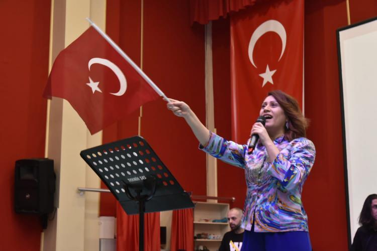 <p><span style="color:#000000"><strong>'Çırpınırdı Karadeniz' şarkısıyla gönüllerde taht kuran Azerbaycan devlet sanatçısı Azerin, Kahramanmaraş'taki depremzedelerle bir araya geldi. 6 Şubat gününde depremlerin yaşanacağını belirten Azerin, Bu coğrafyada Türk'ün sesini, gerçek İslam'ın sesini tüm dünyanın duyacağını belirtti. </strong></span><strong><a href="https://www.yasemin.com/" target="_blank"><span style="color:#FFFFFF">(Yasemin.com)</span></a></strong></p>