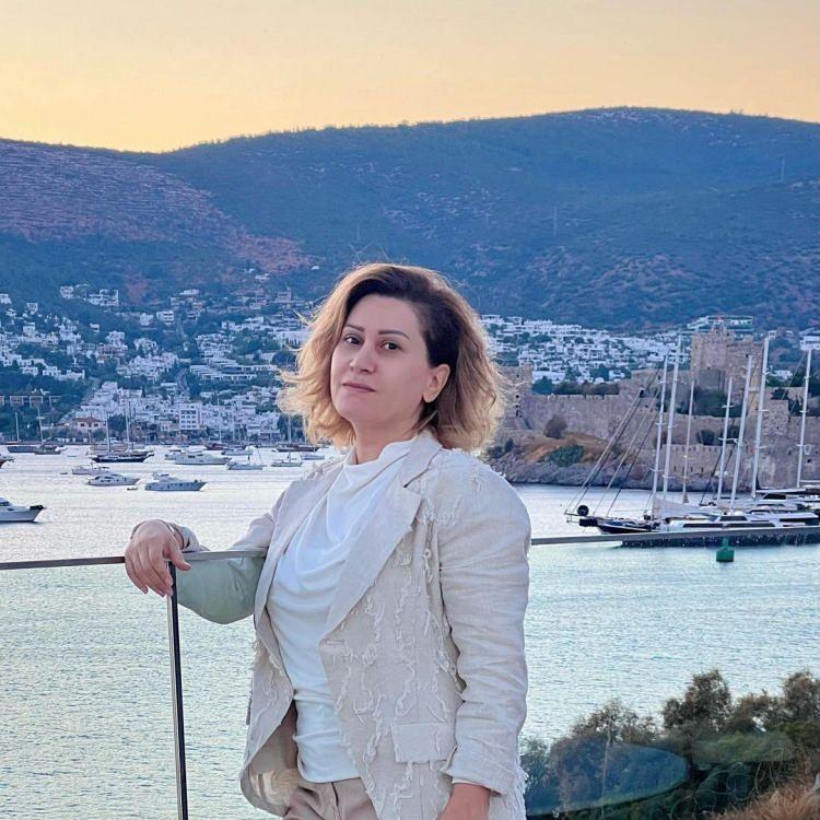 <p><span style="color:#008080"><strong>Bugün biz çok büyük sınavdan geçtiklerini kaydeden Azerin, </strong></span><span style="color:#8B4513"><strong>"Büyük bir kaybımız oldu. Allah bizim bu balalarımızın yüzünü güldürsün. Bu coğrafyada bugün, Türk'ün sesini bağırarak bütün dünyaya İslam'ın gerçek İslam'ın sesini bütün dünyaya bağırarak zalimin önünde olup, zulme karşı sesini çıkartan Azerbaycan Cumhuriyet'ini, Türkiye Cumhuriyeti Devletini ve halkını korusun."</strong></span><span style="color:#008080"><strong> ifadeleriyle konuşmasını noktaladı. </strong></span><strong><a href="https://www.yasemin.com/" target="_blank"><span style="color:rgb(255, 255, 255)">(Yasemin.com)</span></a></strong></p>
