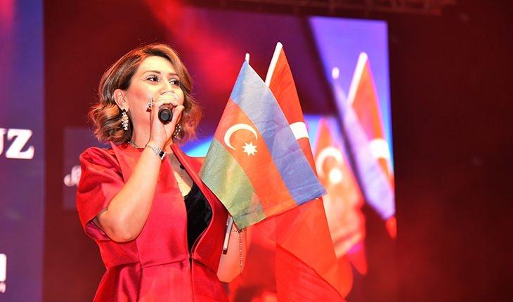 <p><span style="color:#800000"><strong>"ALLAH TÜRKİYE'MİZE, MİLLETİMİZE, DEVLETİMİZE ZEVAL VERMESİN"</strong></span></p>
<p><span style="color:#008080"><strong>Azerin, sosyal medya hesabından depremzede ziyaretine dair yaptığı paylaşımda şu ifadelere yer verdi: </strong></span><strong><a href="https://www.yasemin.com/" target="_blank"><span style="color:rgb(255, 255, 255)">(Yasemin.com)</span></a></strong></p>
