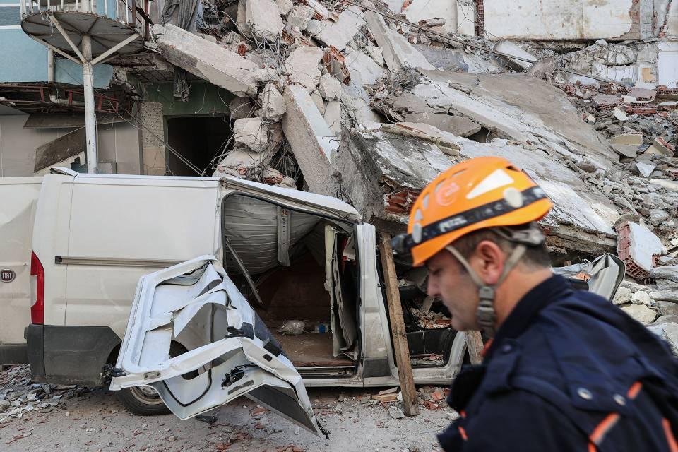 <p>Sanayii Mahallesi Malazgirt Caddesi'ndeki yenileme &ccedil;alışmaları kapsamında boşaltılan bir bina &ccedil;&ouml;kt&uuml;. Binanın &ouml;n&uuml;nde park halindeki 4 ara&ccedil; da kısmen enkaz altında kaldı.</p>

<p>&nbsp;</p>

