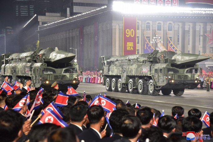 <p>Askeri yetkililer, başkent Pyongyang yakınlarından fırlatılan füzenin "katı yakıtla çalışan, muhtemelen yeni tip bir kıtalararası balistik füze" olması ihtimali üzerinde durmuştu.</p>
