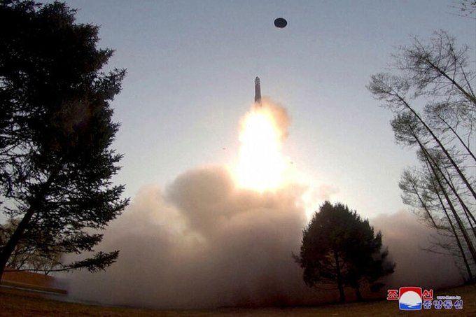 <p><br />
Katı yakıtla çalışan kıtalararası balistik füzenin, Kuzey Kore lideri Kim Jong Un'un orduya kazandırmak istediği stratejik bir füze sistemi olduğu biliniyor.</p>

