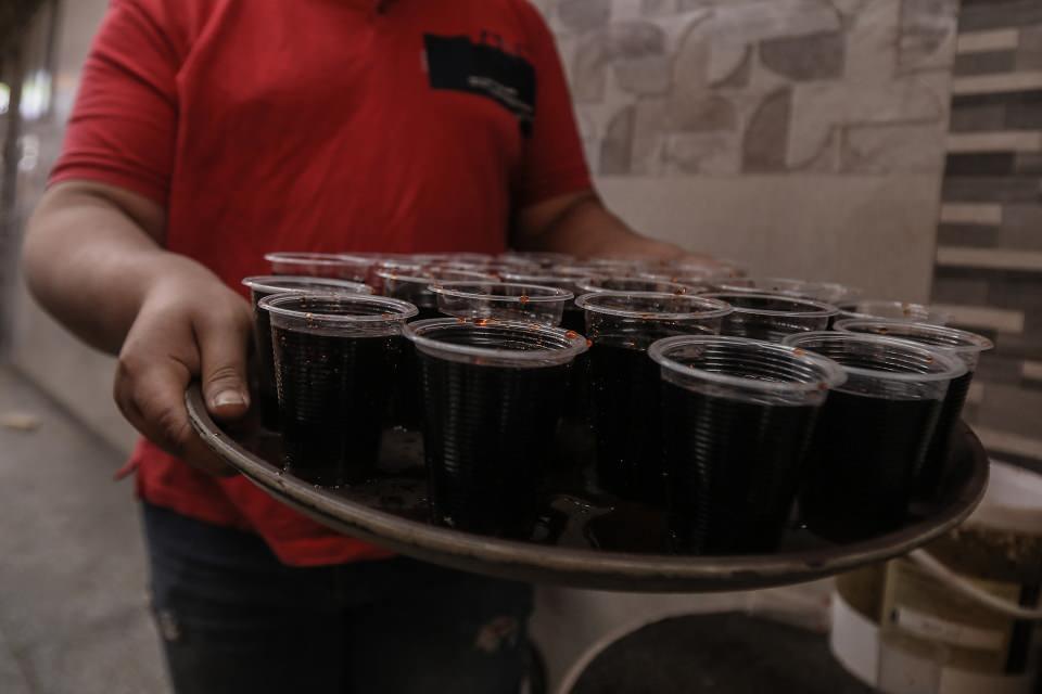 <p>Pişirilen yemeklerin bir kısmı sokaklarda kurulan iftar sofralarına, geri kalan kısmı ise kentin farklı noktalarında ikamet eden ihtiyaç sahiplerinin evlerine götürülüyor.</p>