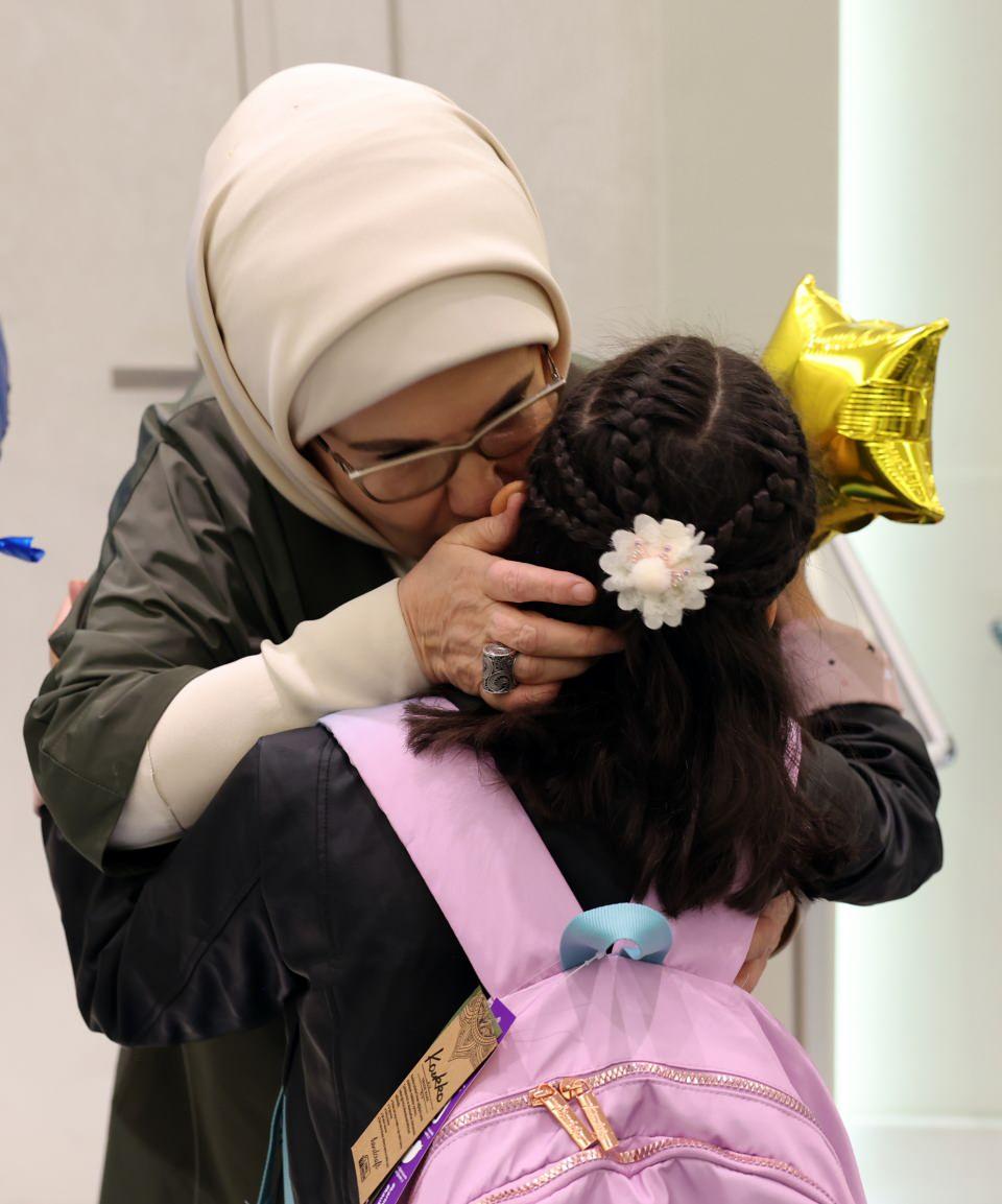 <p>Programın sonunda okul çantası ve kırtasiye malzemesi hediyelerini alan çocuklar, Emine Erdoğan'a, sarılarak veda etti.</p>