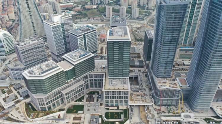 <p>5 YILDIZLI OTEL HİZMET VERECEK</p>
<div> </div>
<div> İstanbul Finans Merkezi bünyesinde yer alan 5 yıldızlı otel, uzun dönemli konaklamaya uygun yapıda ve ziyaretçilerin ihtiyaçları göz önünde bulundurularak tasarlandı. 325 oda sayısı ve 80'e yakın uzun süreli konaklamaya uygun oda tipi ile hizmet verecek.</div>