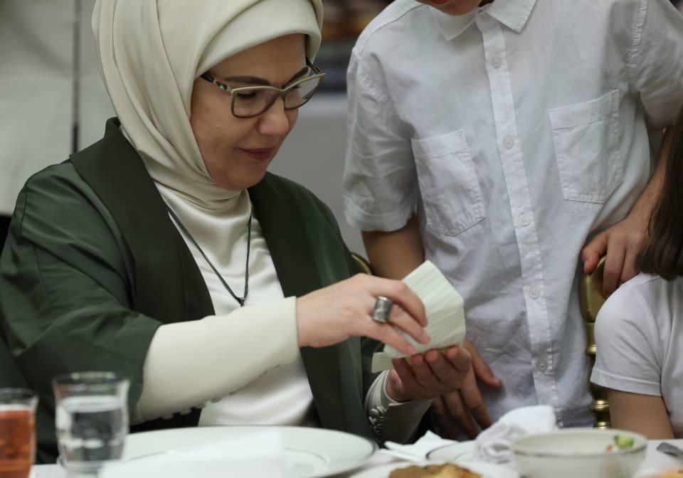 <p>Bunların Cumhurbaşkanı Erdoğan'a ulaştırılmasını isteyen çocuk, "Lütfen bunu Cumhurbaşkanı'mıza okutun, hediyemi de verin, benden selam söyleyin." dedi. Emine Erdoğan da mektubunu ve selamını bizzat ileteceğine dair söz verdi.</p>