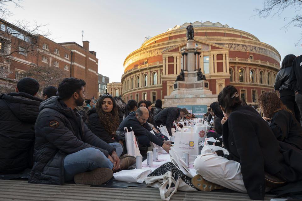 <p><strong>Londra'nın simge yapılarından Royal Albert Hall'da toplu iftar programı </strong><br />
<br />
İngiltere'nin başkenti Londra'da bulunan Royal Albert Hall'da toplu iftar programı düzenlendi. "Ramazan Çadırı Projesi" tarafından ülkede geleneksel hale getirilen "Açık İftar" etkinlikleri kapsamındaki programa, 400'ün üzerinde kişi katıldı.</p>

<p> </p>
