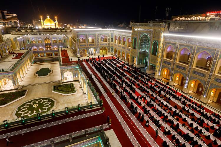 <p>Irak'ta Hz. Ali Türbesi'nde İftar</p>

<p>Irak'ın Necef kentindeki Müslümanlar, Hz. Ali Türbesi’nin avlusunda kurulan yer sofrasında toplu olarak oruçlarını açtı.</p>

<p> </p>
