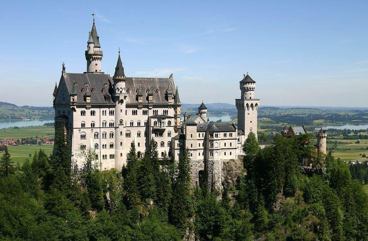 <p>NEUSCHWANSTEİN ŞATOSU (Gerçekte olan)</p>