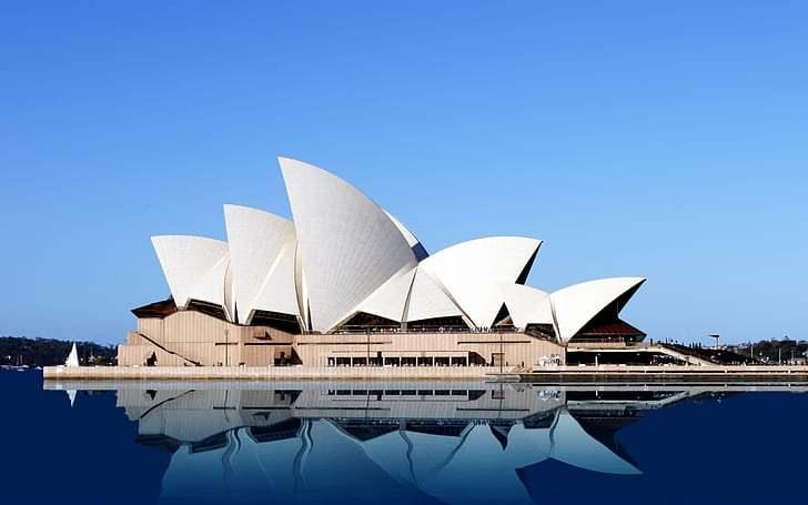 <p>SYDNEY OPERA BİNASI (Gerçekte olan)</p>