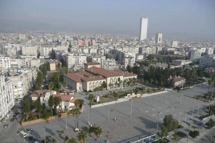 <p><strong>HIZLI TREN ETKİSİ</strong></p>
<p>Edirne’yi İstanbul’a hızlı trenle bağlayacak projenin ilk etabı 2024’te tamamlanacak. İstanbul-Edirne arası hızlı tren hattının hayata geçmesi sonrası beklenen artışların şimdiden olduğunu söyleyen Altınay, “Depreme karşı güvenli bölge olması ve özellikle Çerkezköy-Çorlu hızlı tren hattının devreye girmesiyle, İstanbul’un bir ilçesi konumuna gelip fiyat artışlarının devam etmesini öngörüyoruz. Talebin olduğu her yerde fiyat artışı her zaman vardır. Arzda da sıkıntı yok çünkü Trakya arazisi çok büyük bir bölge” dedi.</p>