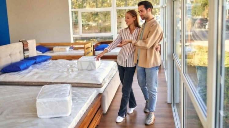 <p><span style="color:#800000"><strong>FİYATLAR HAKKINDA BİLGİ VERDİ</strong></span></p>

<p><strong>&Ccedil;alışkan oturma, yemek ve yatak odası takımlarından oluşan bir paketin <span style="color:#800000">50 bin</span> TL&rsquo;den başlayıp, milyon TL&rsquo;lere kadar &ccedil;ıkabildiğini s&ouml;ylerken, <span style="color:#800000">T&uuml;m Girişimci Emlak M&uuml;şavirleri Derneği (T&Uuml;GEM) Başkanı Hakan Akdoğan</span> ise ge&ccedil;en yıl ev kiralama, boya badana ve taşınma i&ccedil;in yaklaşık <span style="color:#800000">20 bin TL</span> gerekirken, bu yıl bu rakamın <span style="color:#800000">40</span> ila <span style="color:#800000">50 bin</span> TL&rsquo;lere &ccedil;ıktığını dile getirdi.</strong></p>
