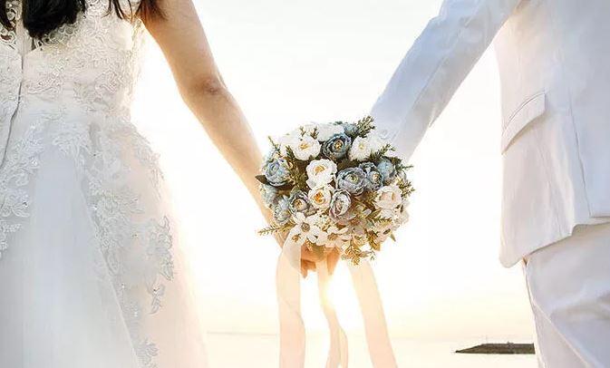 <p><strong>Ekonomim'den Leyla İlhan'ın haberine g&ouml;re, her yıl<span style="color:#800000"> 550 binden</span> fazla &ccedil;iftin evlendiği <span style="color:#800000">T&uuml;rkiye</span>&rsquo;de bu yıl deprem nedeniyle d&uuml;ğ&uuml;nlerde ertelemeler olsa da hem enflasyondan hem de se&ccedil;im sonrası beklenen d&ouml;viz kurundaki artıştan korunmak isteyen &ccedil;iftler alışverişi<span style="color:#800000"> 6 ay</span> &ouml;ne &ccedil;ekti.</strong></p>
