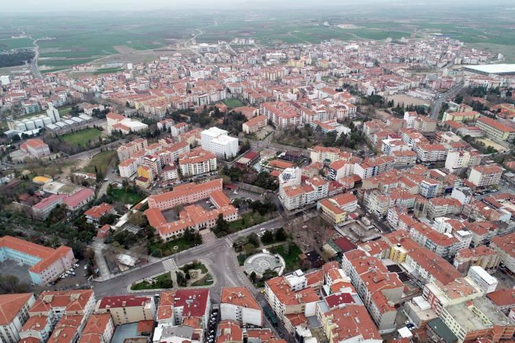<p><strong>2-3 KAT FİYAT ARTIŞI</strong></p>
<p>Türkiye Genç İş İnsanları Derneği üyesi gayrimenkul uzmanı Gülcan Altınay, “Depremle birlikte yatırım talepleri değişti. Bir de buna EYT’liler eklenince Trakya bölgesinde fiyatlarda yüzde 200’lere yakın artışlar oldu. İstanbul’da yaşayanlar riskli evlerden çıkıp en yakın ve güvenli gördükleri bölge Tekirdağ, Kırklareli ve Edirne’ye yöneldi.</p>