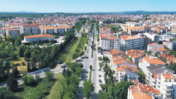 <p>Önümüzdeki süreçte de fiyat artışlarının bu kararlılıkla devam edeceğini düşünüyorum. Öte yandan EYT sonrasında da bir hayli talep oldu. Emekli olacakların ellerine geçecek irili ufaklı paralar ile yatırım arayışa girdiğini görüyoruz. Talep arttıkça fiyatlar da yükselmeye başladı. Müşterilerimizin ilk tercihi İstanbul olsa da gücü yetmeyenler çevre illeri tercih ediyor.”</p>
