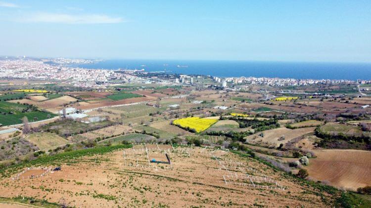<p><strong>FİYAT ARTIŞI ENDEKSE YANSIDI</strong></p>

<p>Türkiye Cumhuriyet Merkez Bankası’nın Konut Fiyat Endeksi, ocak ayında yüzde 153.1 artış gösterirken, Edirne, Kırklareli, Tekirdağ bölgesi hem Türkiye genelinden fazla artış gösterdi hem de Antalya bölgesinin ardından artışta ikinciliğe yükseldi. Trakya’daki artış yıllık yüzde 175’e dayandı. Endeksin şubat ayı verileri henüz açıklanmadı. 6 Şubat depremleri sonrasında oluşan yeni talep ile gelecek aylarda bu bölgenin endeksin zirvesine oynaması bekleniyor.</p>
