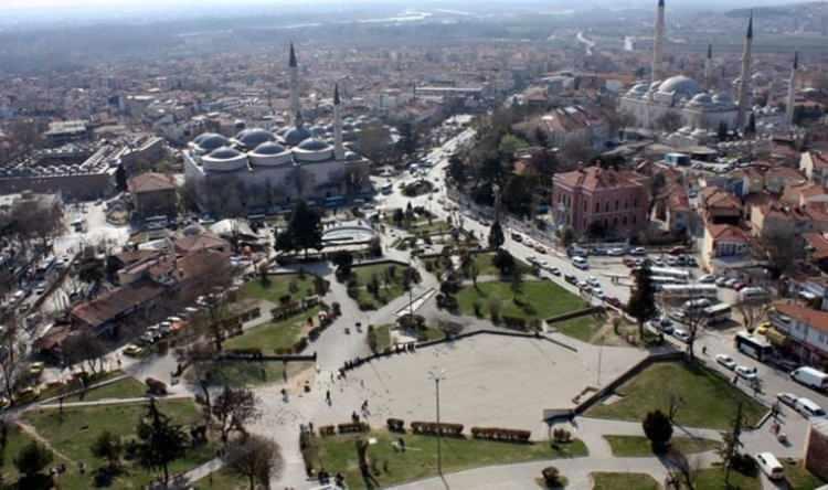 <p><strong>İLK SORU DEPREM</strong></p>

<p>Kırklareli’de ev almak için araştırma yapan bir EYT’li emekli ise şu bilgileri verdi:</p>

<p>“Geçen hafta bölgeyi yerinde gördüm, araştırdım. Müteahhit ya da emlakçıların ilk sordukları soru ‘deprem korkusundan mı taşınacaksınız’ oldu. Çok sayıda depremzededen ve İstanbul’dan talep olmuş. Sıfır binalarda 2+1 dairelerin kiraları 5-6 bin bandında. Depremden önce 1.5 milyon olan evler 2 milyon 300 bin liraya çıkmış. Ama müteahhitler fiyatları daha düşük gösteriyor. Banka da bu düşük rakamdan kredi veriyor. Bu durum ev almayı zorlaştırıyor.”</p>
