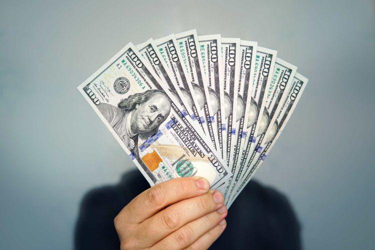<p>Moda ve perakende, 2022'de 250 olan üye sayısını 19 yeni üye ile birlikte 266'ya çıkararak dördüncü sırada yer alıyor. Bu sıçrama kısmen, serveti eşi, yedi çocuğu ve üvey çocukları arasında paylaştırılan gözlük devi Luxottica'nın kurucusu Leonardo Del Vecchio'nun Haziran 2022'deki ölümünden kaynaklanıyor. </p>
