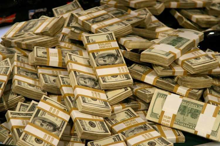<p>Sektörde hiç kimse LVMH'nin başkanı ve CEO'su Bernard Arnault'dan daha iyi durumda değil. Arnault'nun net serveti geçen yıl 53 milyar dolar artarak tahmini 211 milyar dolara ulaştı ve onu dünyanın en zengin insanı yaptı. Listeye giremeyen önemli bir isim var. O da Adidas'ın geçen sonbaharda Yeezy moda serisini bırakmasının ardından net değeri düşen Kanye West.</p>