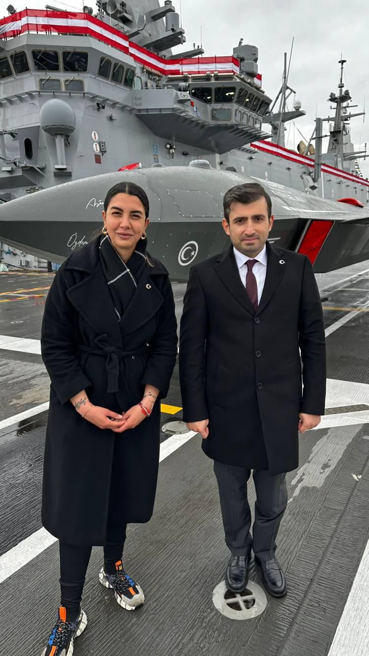 <p><strong><em><span style="color:#8B4513">"Gemi yerli.<br />
SİHA yerli.<br />
İnsansız savaş uçağı yerli.<br />
Dünyanın ilk SİHA Gemisi Anadolu’nun uçuş güvertesinde Kızılelma’nın önündeyiz<br />
Selçuk Bayraktar ile…<br />
Ülkemle gurur duyuyorum." </span></em></strong><a href="https://www.yasemin.com/" target="_blank"><span style="color:rgb(255, 255, 255)"><strong>Yasemin.com</strong></span></a></p>