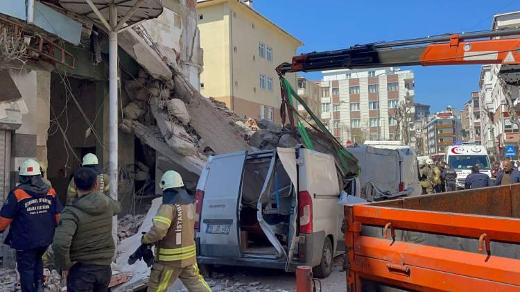 <p>Açıklamada " İlçemiz Sanayi Mahallesi Malazgirt Caddesinde kentsel dönüşüm kapsamında tahliye edilen bir bina bugün saat 14.00 sıralarında çökmüştür. Olay yerine ivedilikle; güvenlik, sağlık, AFAD ve itfaiye ekipleri sevk edilerek arama çalışmalarına başlanmıştır. Binanın, yoldan geçen araçların üzerine çökmesi nedeniyle 5 aracın zarar<br />
<br />
gördüğü, araçlardan birinde sıkışan bir vatandaşımızın yaralandığı anlaşılmıştır. Yaralı vatandaşımız ekiplerimizin müdahalesiyle araçtan çıkarılarak hastaneye sevk edilmiştir. Yaralanan vatandaşımıza Allah'tan acil şifa, zarar gören vatandaşlarımıza da geçmiş olsun dileklerimizi sunuyoruz" ifadeleri yer aldı.</p>
