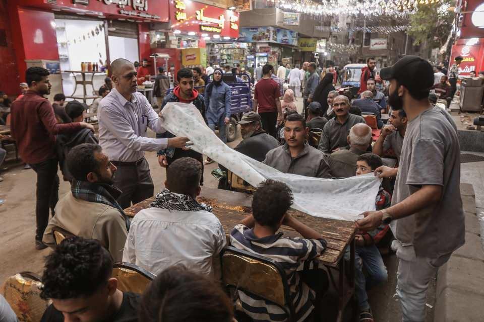 <p>Gize kentinde gönüllü gençler, ihtiyaç sahiplerine iftar yemeği hazırlamak için hummalı bir çalışma yürütüyor. </p>
