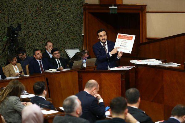 <p><strong>"1994'TE SİZLERİ NASIL İSKİ'YLE GÖNDERDİYSEK 2024'TE DE İETT OTOBÜSLERİYLE GÖNDERECEĞİZ"</strong></p>
<p><strong>“Sizlerin nezdinde buradan tüm İstanbullulara sesleniyorum. Kıymetli İstanbullular bu tablo sizi asla ürkütmesin. </strong></p>