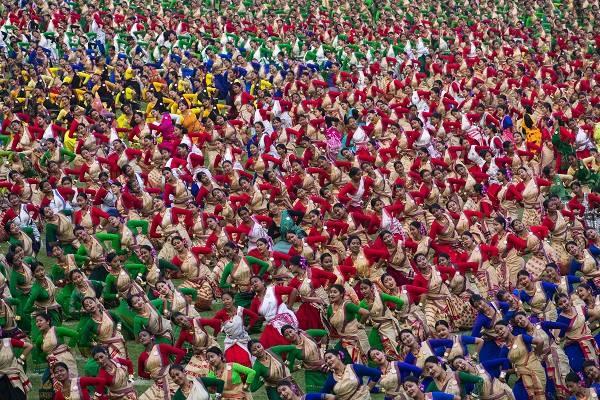 <p><strong>Hindistan'ın Assam eyaletinde yer alan Guwahati şehrinde ilginç bir rekora imza atıldı. Hindistan'da 11.000'den fazla dansçı Sarusajai Stadı'nda geleneksel 'Bihu' dansı performansı sergiledi. Yapılan bu gösteri Guinness Rekorlar Kitabı'na girmeye hak kazandı. İşte akıllara durgunluk veren 11 bin kişilik dans rekoru...</strong></p>
