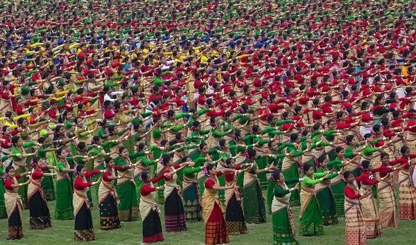 <p><strong>Hindistan'ın Assam eyaletinde yer alan Guwahati şehrinde 11.000'den fazla dansçı Sarusajai Stadı'nda geleneksel 'Bihu' dansı performansı sergiledi. </strong></p>
