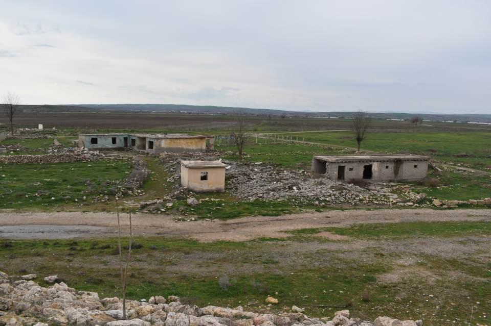<p>Biz de köyü terk etmek zorunda kaldık. Ilısu Barajı çekildikten sonra biz de anılarımızı görmeye geldik. Eski hatıralarımızı canlandırmaya geldik. İçimiz acıdı ama yapacak da hiçbir şey yok. Burada doğdum ve burada büyüdüm. Hala buradayım ve burayı terk etmek istemiyorum. </p>
