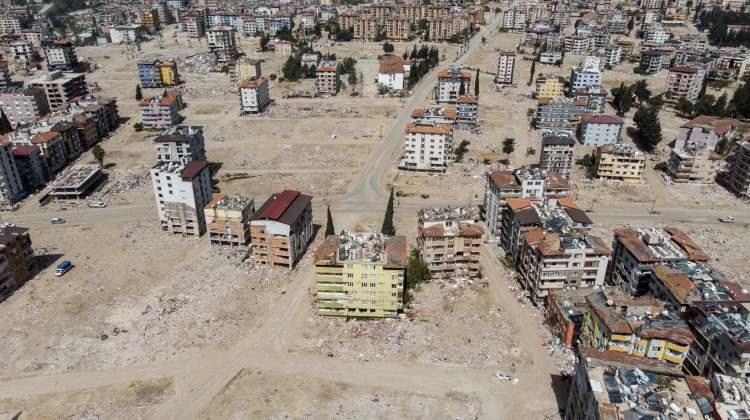 <p>Kahramanmaraş merkezli depremlerden en fazla etkilenen Hatay’da enkaz kaldırma çalışmaları ve ağır hasarlı binaların yıkımları devam ederken, binalardan boşalan alanlar adeta meydana dönüştü.</p>
