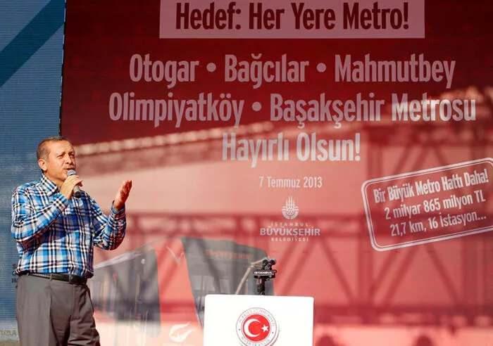 <p><span style="color:#A52A2A"><strong>KİRAZLI-BAŞAKŞEHİR METRO HATTI</strong></span></p>
<p>22 kilometre uzunluğundaki metro hattı, Haziran 2013 tarihinde 18 istasyonla hizmete girdi. Açılışında konuşan ve “Bağcılar’ın dili olsa da konuşsa” diyen Erdoğan, Bağcılar’ın ilçe olduğu zaman sokaklarında çizmeyle dolaştıklarını, seçim kampanyasını böyle yaptıklarını hatırlattı. Erdoğan, “Çünkü hizmet, Londra Asfaltı’nın altına yapılırdı ama Londra Asfaltı’nın üstüne, Bağcılar’a, Esenler’e, Göngören’e hizmet yoktu. Bizimle beraber, hamdolsun buralarda belediye başkanlıklarını kazandık, Bahçelievler de dahil, bir anda buraların çehresi değişti. Çünkü bizim zihniyetimizde hizmet var, efendilik yok. Lafla peynir gemisi yürümüyor” ifadelerinde bulundu.</p>