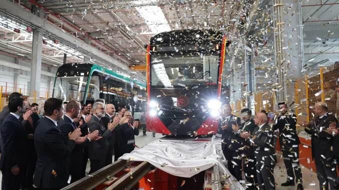 <p>Kayseri Tramvay Projesi Üretim Tesisi’nde  ilk tramvay aracı teslim töreninde konuşan Ulaştırma ve Altyapı Bakanı Adil Karaismailoğlu, 2021’de yapımına başlanan projenin yüzde 95 oranında tamamlandığını kaydetti.</p>
