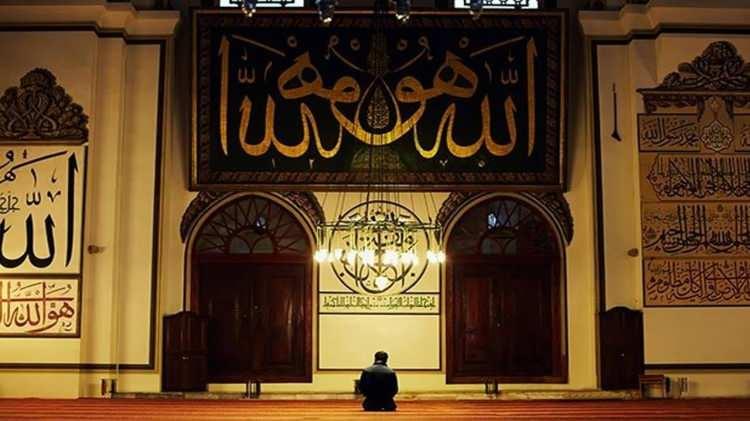 <p>Hazreti Muhammed'in itikaf sünnetini yerine getirmek isteyen Müslümanlar, ramazanın son 10 gününde dış dünyayla bağlantılarını kesip ibadet için camilere kapanıyor.</p>
