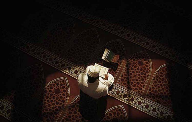 <p>"10 gün bitince kapıdan dışarıya çıkmak istemiyorum"</p>
<p>Şehzadebaşı Camisi'nde itikafa giren 70 yaşındaki İbrahim Altuğ, yaptığı açıklamada, 10 yıldır itikafa girdiğini söyledi.</p>